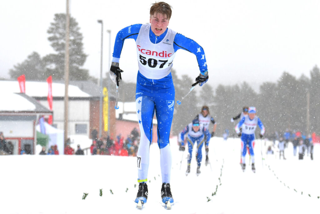 Jens Junes går i mål i en skidtävling i Åsarna